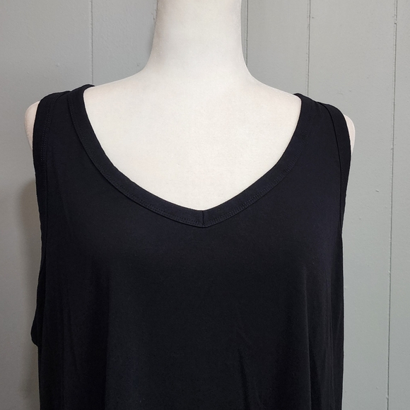 Old Navy Black V Neck Tank Top - Picture 2 of 9